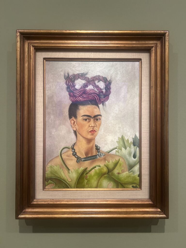 Retrato de Frida Kahlo en Faro Dantander. Colección Gelman