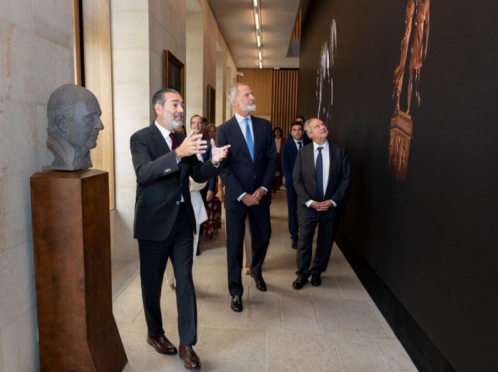 Daniel Vega , Director de Faro Santander con el Rey de España Felipe VI en la inauguración de Faro Santander